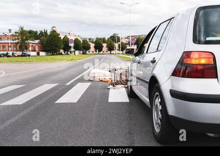 Incidente d'auto sul marciapiede. Il veicolo colpisce la carrozza del bambino. Foto Stock