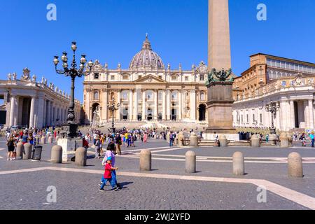 Roma, IT - 11 agosto 2023: Piazza San Pietro e La Basilica di Pietro Foto Stock