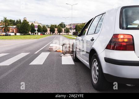 Incidente d'auto sul marciapiede. Il veicolo colpisce la carrozza del bambino. Foto Stock