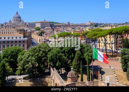 Roma, IT - 11 agosto 2023: Vista dall'alto del Vaticano e della Basilica di San Pietro Foto Stock