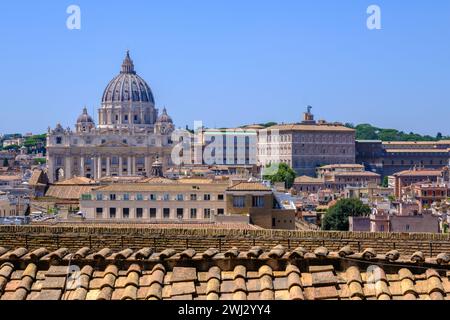 Roma, IT - 11 agosto 2023: Vista dall'alto del Vaticano e della Basilica di San Pietro Foto Stock