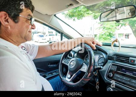 Merida Mexico, zona Paseo Montejo Centro, taxi taxi taxi, uomini uomini uomini, adulti, residenti, autista, interni, messicano ispanico latino la Foto Stock