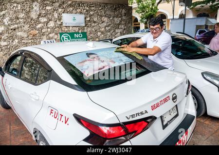 Merida Mexico, zona Paseo Montejo Centro, taxi taxi taxi, uomo uomo uomo, adulto, residenti, autista, pulitura auto, Hispa messicana Foto Stock