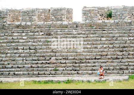 Merida Messico, sito archeologico di Dzibilchaltun Parco Nazionale, rovine della città della civiltà Maya, zona Arqueologica de Dzibilchaltun, struttura 44 roccia Foto Stock