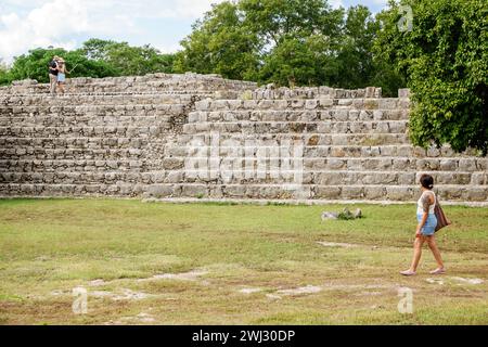 Merida Messico, sito archeologico di Dzibilchaltun Parco Nazionale, rovine della città della civiltà Maya, zona Arqueologica de Dzibilchaltun, struttura 45 roccia Foto Stock