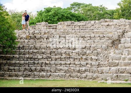 Merida Messico, sito archeologico di Dzibilchaltun Parco Nazionale, rovine della città della civiltà Maya, zona Arqueologica de Dzibilchaltun, struttura 45 roccia Foto Stock