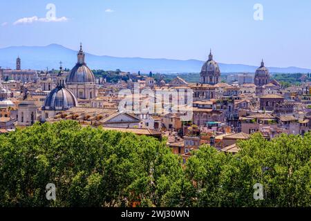 Roma, IT - 11 agosto 2023: Skyline di Roma dalla cima di Castel Sant Angelo Foto Stock