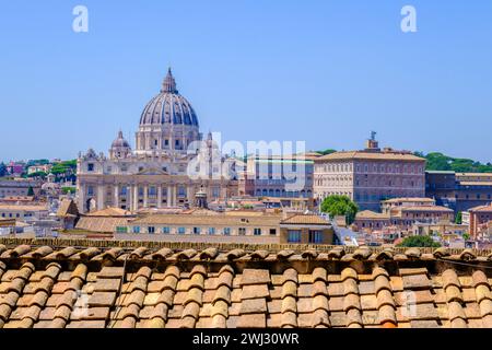 Roma, IT - 11 agosto 2023: Vaticano e Basilica di San Pietro da una finestra di Castel Sant'Angelo Foto Stock