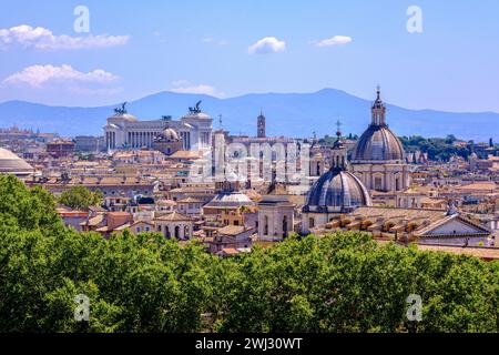 Roma, IT - 11 agosto 2023: Skyline di Roma dalla cima di Castel Sant Angelo Foto Stock