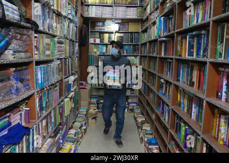 Srinagar, India. 12 febbraio 2024. 12 febbraio 2024, Srinagar, Kashmir, India: Un uomo sceglie i libri presso la libreria "bestseller" di Srinagar. Per la prima volta una libreria in Kashmir sta rivoluzionando l'accesso alla letteratura offrendo libri a 500 rupie. Il 12 febbraio 2024 a Srinagar nel Kashmir, India. (Foto di Firdous Nazir/Eyepix Group) credito: SIPA USA/Alamy Live News Foto Stock