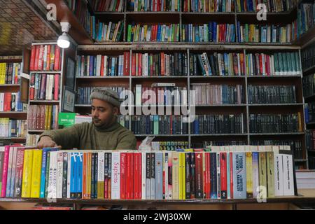 Srinagar, India. 12 febbraio 2024. 12 febbraio 2024, Srinagar, Kashmir, India: Un libraio kashmiri aggiudica i libri nella sua libreria "bestseller" a Srinagar. Per la prima volta una libreria in Kashmir sta rivoluzionando l'accesso alla letteratura offrendo libri a 500 rupie. Il 12 febbraio 2024 a Srinagar nel Kashmir, India. (Foto di Firdous Nazir/Eyepix Group) credito: SIPA USA/Alamy Live News Foto Stock