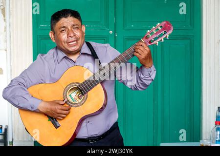 Merida Mexico, Merida Mexico, zona Paseo Montejo Centro, uomini uomini, adulti, residenti residenti, cantante musicista che suona la chitarra, intrattenimenti da parte degli uomini venerdì Foto Stock