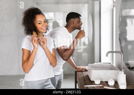 La felice coppia afroamericana si prepara insieme in bagno Foto Stock