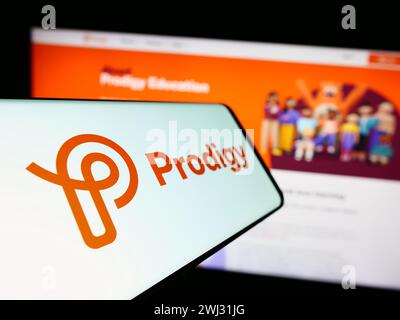 Smartphone con logo della società americana di apprendimento online Prodigy Education Inc. Davanti al sito Web. Mettere a fuoco la parte centrale sinistra del display del telefono. Foto Stock