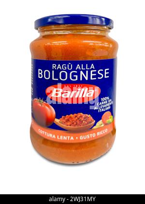 Italia - 31 gennaio 2024: Salsa barilla bolognese in vaso di vetro isolato su bianco con percorso di ritaglio incluso. Tex: Ragu alla bolognese Foto Stock