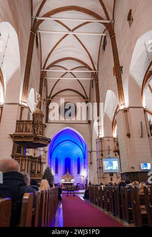 Interno della Chiesa gotica durante la celebrazione del giorno dell'indipendenza della Lettonia Foto Stock