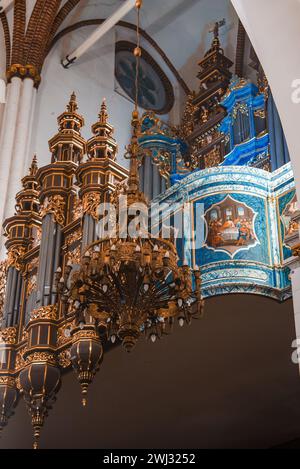 Elegante lampadario con organo all'interno dell'interno della cattedrale lettone Foto Stock