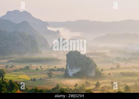 Phu Langka durante l'alba nel nord della Thailandia tra le montagne Foto Stock