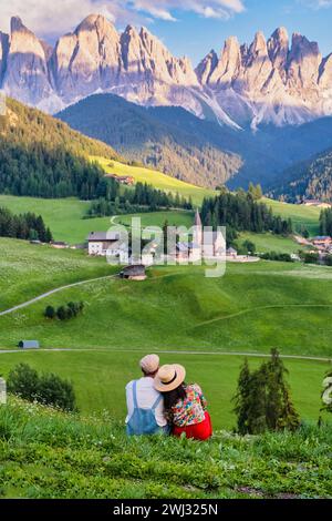 Coppia ammirando il paesaggio del Villaggio di Santa Maddalena nelle Dolomiti Foto Stock