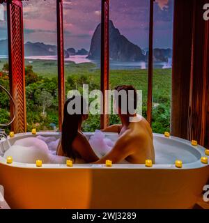 Phangnga Bay Thailandia, Samet Nang lei punto di vista sulla baia, coppia luna di miele vacanza Thailandia Foto Stock