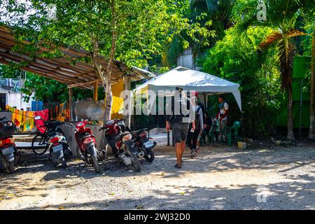 Coba Quintana Roo Messico 01. Ottobre 2023 Parcheggio negozi negozi ristoranti biglietteria e ingresso alle rovine di Coba nel comune di Coba Tulum Quinta Foto Stock