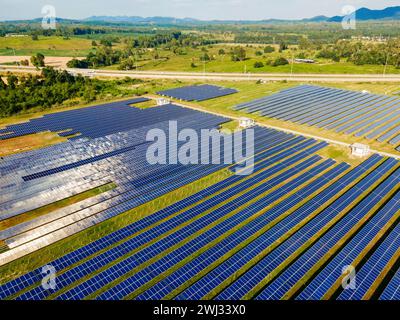 Pannelli solari energia solare sul campo nella vista aerea estiva in Thailandia campo a pannelli solari Foto Stock