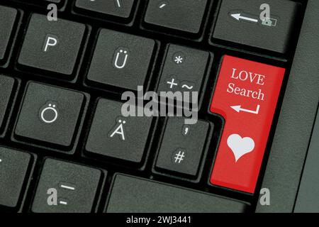 Tasto di ricerca per la funzione Word Love sulla tastiera. Tastiera con forma a cuore e simbolo di freccia. concetto di incontri online Foto Stock