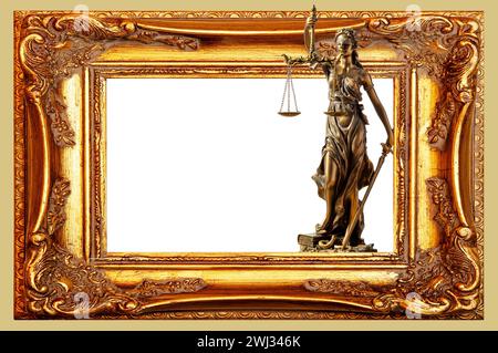 Statua della giustizia. Primo piano di Justice Lady nella vecchia cornice in oro antico su sfondo oro. oro Foto Stock