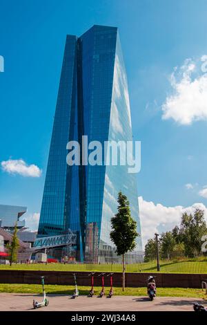 Architettura. Primo piano Skyline BCE - Banca centrale europea su Cloud-Sky. Vista dall'Oskar-von-mi Foto Stock