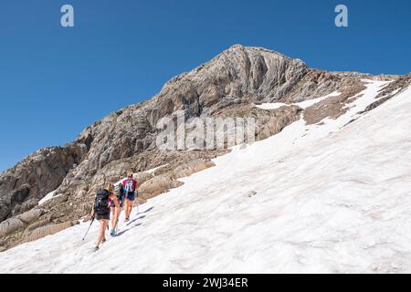 Salita al picco di Argualas, catena montuosa dei Pirenei, Huesca, Spagna Foto Stock
