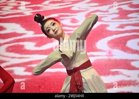 Trafalgar Square, Londra, Regno Unito, 11 febbraio 2024: La danza cinese delle maniche preforma al Capodanno lunare 2024 uno spettacolo spettacolare quest'anno per il Capodanno lunare 2024, con il CPC che sponsorizza tutte le esibizioni che provengono da Pechino e Guangzhou. Il nuovo anno lunare è anche conosciuto come Capodanno cinese o Festival di primavera. La celebrazione cinese a Londra ha attirato migliaia di persone. Vivi le danze tradizionali del drago e del leone volante e gli spettacoli teatrali pieni di divertimento provenienti dalla Cina, tra cui l'opera e le acrobazie di Pechino, le mostre di arti marziali e l'antica magia di Londra, Regno Unito. Foto Stock