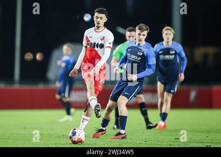 Utrecht, Paesi Bassi. 12 febbraio 2024. UTRECHT, 12-02-2024, Zoudenbalch, Keuken Kampioen Divisie, calcio olandese, stagione 2023/2024, durante la partita Jong Utrecht - Jong AZ, Jong FC Utrecht giocatore Ivar Jenner, Jong AZ giocatore Nick Koster credito: Pro Shots/Alamy Live News Foto Stock