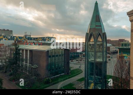 Vista ad alto angolo della Chiesa di San Martino Basildon, Essex, Gran Bretagna, con edifici che circondano la piazza della città. Foto Stock