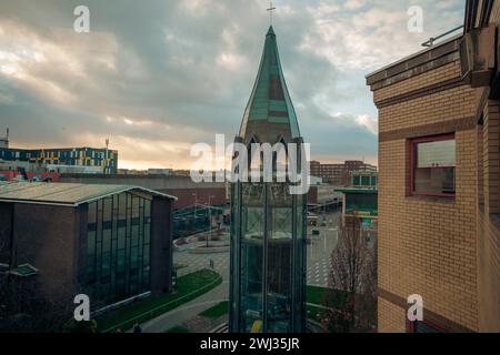 Vista ad alto angolo della Chiesa di San Martino Basildon, Essex, Gran Bretagna, con edifici che circondano la piazza della città. Foto Stock