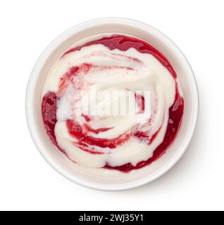 Yogurt con marmellata di bacche a vortice isolato su sfondo bianco, vista dall'alto Foto Stock