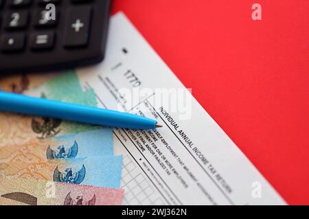 Modulo fiscale indonesiano 1770 dichiarazione dei redditi individuali e penna sul tavolo primo piano Foto Stock