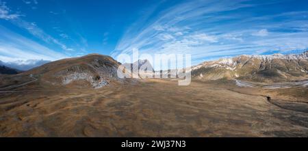 Paesaggio panoramico del piccolo Tibet nel Parco Nazionale del Gran Sasso e Monti della Laga in Abruzzo Foto Stock