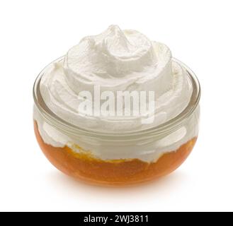 Yogurt con marmellata di pesca isolato su sfondo bianco Foto Stock