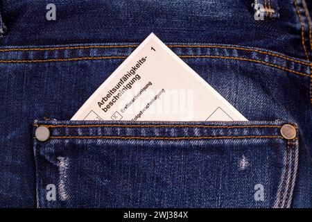 Tedesco ArbeitsunfÃ¤higkeitsbescheinigung - nota di malattia, certificato di malattia in tasche di jeans tr Foto Stock