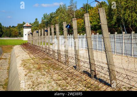 Dachau, Germania, 30 settembre 2015: Recinzione perimetrale con filo spinato elettrificato al campo di concentramento di Dachau in Germania Foto Stock