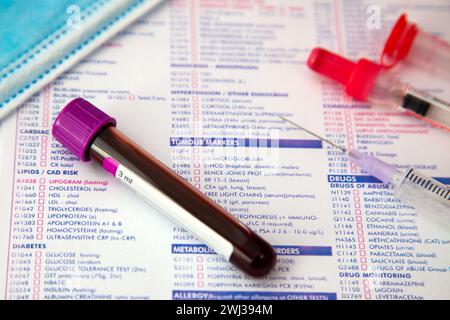 Analisi del sangue nei laboratori. Campione di sangue. Punto focale selettivo del referto dell'analisi ematica con sa ematica di colore lavanda Foto Stock