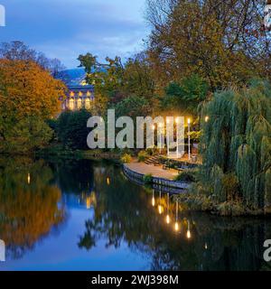 Staendehaus K21 con il Kaiserteich in autunno la sera, Duesseldorf, Germania, Europa Foto Stock