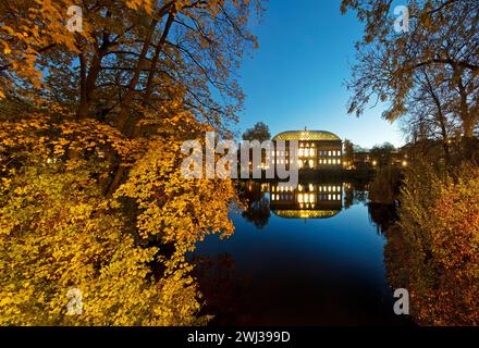 Staendehaus K21 con il Kaiserteich in autunno la sera, Duesseldorf, Germania, Europa Foto Stock