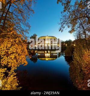 Staendehaus K21 con il Kaiserteich in autunno la sera, Duesseldorf, Germania, Europa Foto Stock