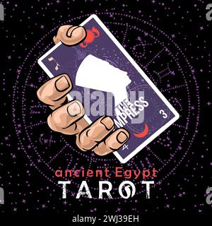 Antichi Tarocchi egizi. T-shirt disegnata con una mano che regge la carta numero tre dei tarocchi egiziani, chiamata l'imperatrice con l'immagine di Nefertiti. Illustrazione Vettoriale