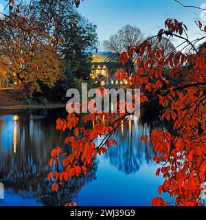 Staendehaus K21 con il Kaiserteich in autunno la sera, Duesseldorf, Germania, Europa Foto Stock