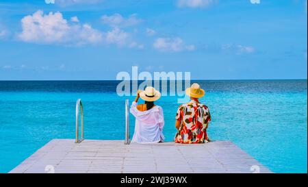 Coppia visita Playa Porto Marie spiaggia Curacao, spiaggia tropicale bianca con acqua turqouse oceano Foto Stock