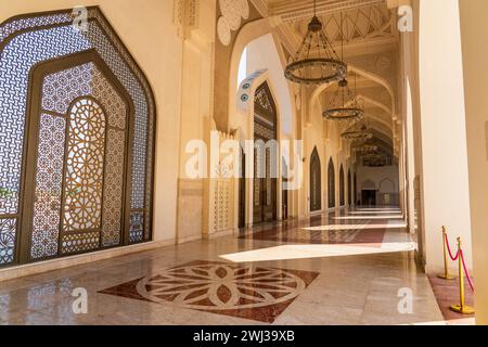 doha, qatar - 2 febbraio 2024: La luce del sole passa attraverso la colorata vetrata di una moschea. Foto Stock