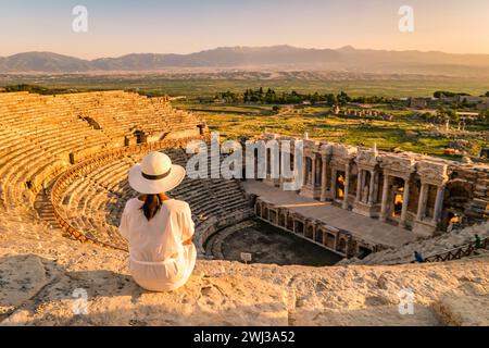 Hierapolis antica città Pamukkale Turchia, giovane donna con cappello che guarda il tramonto dalle rovine UNESCO Foto Stock