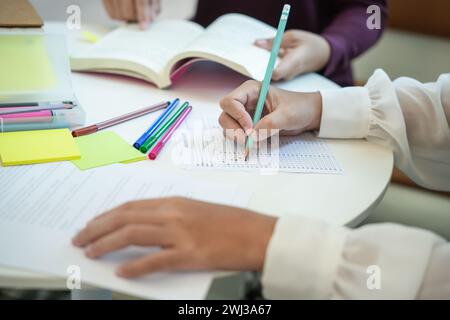 L'apprendimento con gli amici i giovani studenti universitari Tutor per l'esame aiuta i compiti scolastici insieme withÂ la cattura degli amici Foto Stock